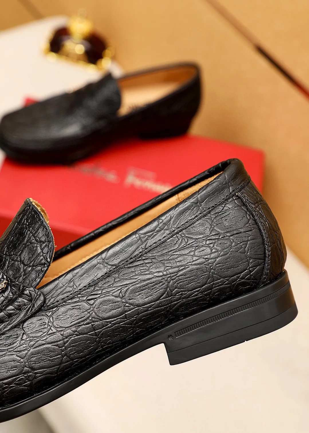 Men's shoes 💰480 💐 Product trademark: Ferragamo "Ferragamo" casual leather shoes Regular size: 38-44 (45🉑️customized) Product materials: Selected imported first-layer calfskin embossed upper + luxury hardware buckle, imported water-dyed cowhide leather lining. Strong three-dimensional visual effect, original outsole color: 1⃣️color optional